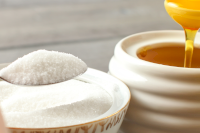 Miel vs Sucre : Lequel choisir pour soutenir votre énergie et récupération ?